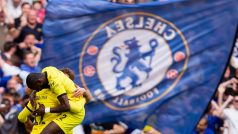 Hráči Chelsea slaví vstřelenou branku