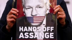 Lidé protestují proti vydání zakladatele WikiLeaks Juliana Assange do USA