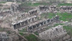 Snímek z dronu ukrajinských sil ukazuje zničené domy v Mariupolu