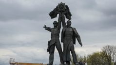 Osm metrů vysoká bronzová socha z roku 1981 znázorňuje dva sovětské dělníky, kteří společně nad hlavou drží symbol Sovětského svazu. Jeden z nich je v rozepnutém plášti a odhaluje až nepřirozeně svalnatou postavu