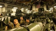 Američtí mariňáci nakládají houfnice určené pro pomoc Ukrajině