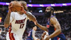 P.J. Tucker z Miami a proti němu James Harden z Philadelphie