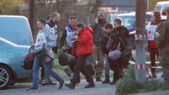 Civilisté evakuovaní z oceláren Azovstal přijíždějí do dočasného ubytování