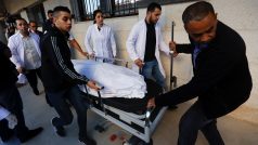 Tělo palestinské reportérky Širín abú Aklahové je přenášeno v nemocnici po izraelské razii v Dženínu