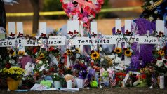 Kříže se jmény zavražděných dětí a učitelek před školou v texaském městě Uvalde