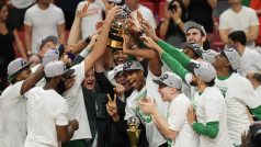 Basketbalisté Celtics s trofejí pro vítěze východní konference