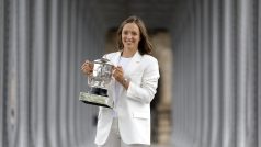 Iga Šwiateková se svojí trofejí z letošního Roland Garros v ulicích Paříže