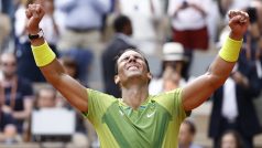 Rafael Nadal slaví vítězství na Roland Garros