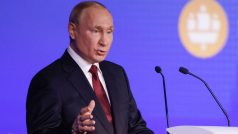 Ruský prezident Vladimir Putin na ekonomickém fóru v Petrohradu prohlásil, že skončil jednostranný světový řád, podřízený prý Spojeným státům