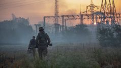 Ukrajinští vojáci hlídkují oblast města Severodoněck, kde dále pokračují boje
