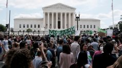Před budovou Nejvyššího soudu ve Washingtonu se sešli odpůrci i příznivci práva na potrat