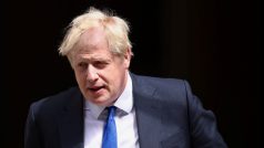 Boris Johnson vycházející z Downing Street 10