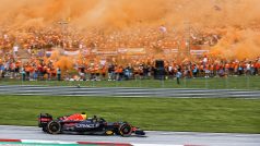 Pilot formule 1 Max Verstappen z Red Bullu triumfuje v rakouském sprintu před nizozemskými fanoušky