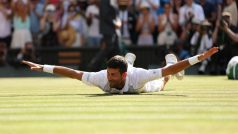 Radující se Novak Djoković po vítězném finále Wimbledonu