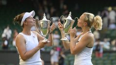 Po nedělním finále už dvojnásobné vítězky Wimbledonu, Barbora Krejčíková (vlevo) a Kateřina Siniaková