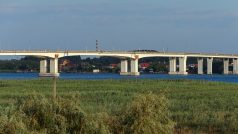 Antonivskyj most přes řeku Dněpr v Ruskem okupované Chersonské oblasti má strategický význam, protože je jednou z pouze dvou spojnic přes řeku v Moskvou kontrolované oblasti na jihu země. Ukrajinská armáda ho ostřeluje z amerických systému HIMARS, aby Rusy odřízla.
