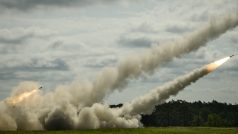 Zkušební palba z tří raketových systémů HIMARS na Ukrajině.