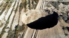 25 metrů široká a 200 metrů hluboká propadlina se o víkendu objevila na severu Chile