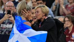 Eilish McColganová slaví vítězství se svojí matkou Liz (vpravo)