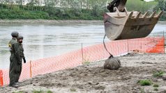 Snížená hladina řeky pád odhalila bombu z druhé světové války