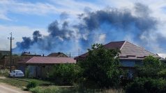 Stoupající dým u Novofedorivky po explozi na ruské letecké základně na Krymu