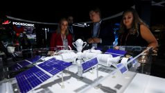 Návštěvníci ruského vojensko-technického fóra Armija-2022 si prohlížejí vůbec poprvé odhalený model čistě ruské vesmírné stanice