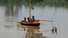 Dobrovolníci při evakuaci obětí povodní po deštích a záplavách během monzunového období v Čarsadě