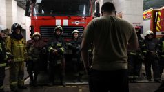 „Když přijedeme k bytovce a vidíme, že hoří šest nebo sedm bytů, nevíme, kde jsou lidé, a máme k dispozici pouze tři auta, tak se z vyslání jednotek stává loterie,“ popisuje práci hasičského oddílu v Charkově jeho vedoucí Roman Kačanov