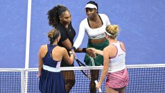 Sestry Serena a Venus Williamsovy si podávají ruce s českými tenistkami Lucií Hradeckou a Lindou Noskovou