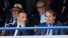 Prezident UEFA Aleksander Čeferin a majitel Chelsea Todd Boehly na utkání Ligy mistrů mezi Chelsea a Dinamem Záhřeb