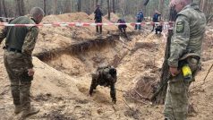 Fotografie zveřejněná ukrajinským Ministerstvem obrany z Izjumu, kde bylo v lese nalezeno 440 neoznačených hrobů.