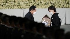 Abeho manželka Akie, oblečená v černém kimonu, do tokijské haly Nippon Budókan za zvuků hudby a výstřelů čestné stráže přinesla Abeho popel. Přivítal ji nynější japonský premiér Fumio Kišida, který od ní urnu vzal a vystoupil s projevem