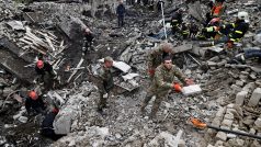 Záchranáři prohledávají trosky budovy v Izjumu