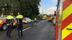 Irské záchranné jednotky poblíž čerpací stanice Applegreen na okraji vesnice Creeslough