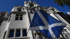 Skotská vlajka během protestů před Nejvyšším soudem v Londýně