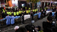 Nejméně 59 lidí zemřelo v tlačenici při oslavách Halloweenu v jihokorejském hlavním městě Soulu. Dalších zhruba 150 lidí bylo zraněno