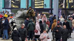 Lidé navštěvují výstavu k výročí historické přehlídky v roce 1941 na Rudém náměstí v centru Moskvy