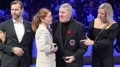 Börje Salming při emotivním ceremoniálnu před utkáním Toronta s Vancouverem