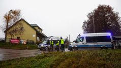 Policie blokuje silnici po dopadu rakety v Przewodówě