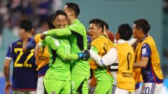 Japonští fotbalisté slaví výhru nad Německem