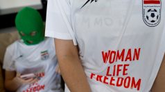 Členky skupiny Pussy Riot protestovaly během fotbalového šampionátu proti utlačování žen v Íránu