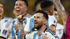 Lionel Messi se raduje se svými spoluhráči