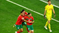 Ašraf Hakimí z Maroka se se svými spoluhráči raduje z vítězné penalty proti Španělsku
