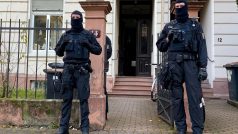 V dosud největší německé celostátní policejní operaci proti pravicovému extremismu jsou desítky podezřelých