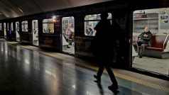 Lidé se v kyjevském metru ukrývají před bombardováním