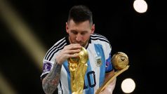 Lionel Messi s trofejí pro mistra světa a s trofejí pro nejlepšího hráče turnaje