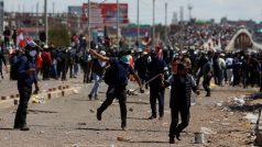 Střet demonstrantů s ozbrojenými složkami poblíž letiště v peruánské Juliace