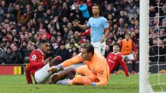 Marcus Rashford střílí gól na 2:1