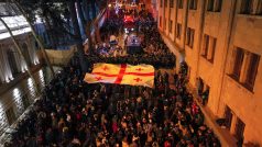 Gruzínci demonstrují proti přijetí kontroverzního zákona