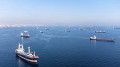Lodě, včetně těch, které vozí ukrajinské obilí, čekají, až budou moct proplout bosporským průlivem, 31. října 2022